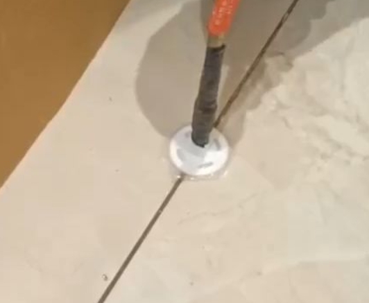 惠山瓷砖空鼓维修公司专业解答瓷砖在铺贴过程中，如果没有涂抹均匀到位的粘结材料（如水泥砂浆或瓷砖胶），可能会导致以下问题